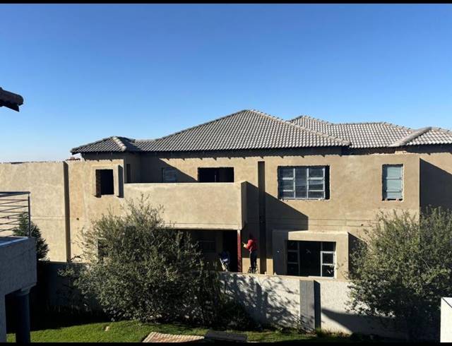 5 BEDROOM HOUSE FOR SALE IN BLUE VALLEY GOLF ESTATE